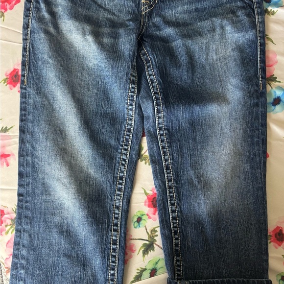 Silver Jeans Medium Blue Capri style Jeans with Embroidered Back Pockets - Picture 4 of 4